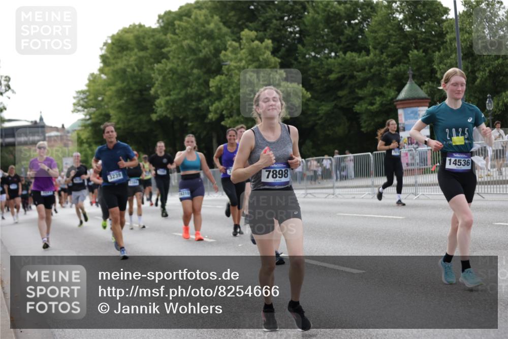29.06.2025 - hella hamburg halbmarathon Jannik Wohlers http://msf.ph/oto/8254666 29.06.2025 10:31:30 Lombardsbrücke 1235, 1373, 1879, 2384, 2672, 2831, 2832, 3221, 3239, 3358, 3571, 3751, 3752, 4877, 5156, 5601, 6160, 6718, 6727, 7295, 7334, 7344, 7695, 7816, 7898, 8304, 8538, 8620, 8806, 9078, 9104, 9478, 9882, 10148, 10421, 10435, 10653, 11178, 12319, 12663, 12755, 13026, 14536, 14793, 15102, 16310, 17118, 17342, 18283, 18369, 18428, 18433, 18629, 18838, 18931 meine-sportfotos.de
