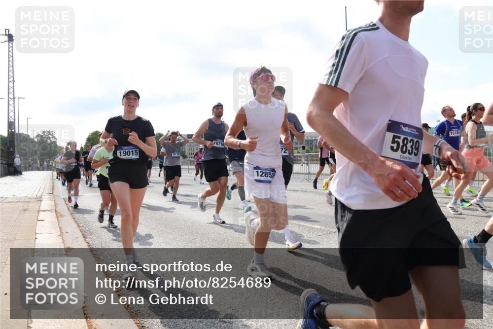 29.06.2025 - hella hamburg halbmarathon Lena Gebhardt http://msf.ph/oto/8254689 29.06.2025 09:56:49 Lombardsbrücke 1381, 1452, 1460, 1496, 1537, 1628, 1657, 1783, 1833, 1877, 2013, 2058, 2074, 2082, 2111, 2208, 2340, 2378, 2396, 2771, 2839, 2869, 2878, 2953, 2996, 3256, 3296, 3310, 3575, 3652, 3791, 4065, 4377, 4404, 4635, 4711, 4770, 4833, 4897, 5008, 5169, 5194, 5319, 5482, 5600, 5839, 5978, 6033, 6286, 6377, 6511, 6512, 6561, 6562, 6631, 7176, 7383, 7475, 7583, 8112, 8261, 8313, 8361, 8572, 8587, 8618, 8651, 8661, 8710, 8813, 8863, 8921, 8930, 8996, 9060, 9082, 9497, 9597, 9638 meine-sportfotos.de