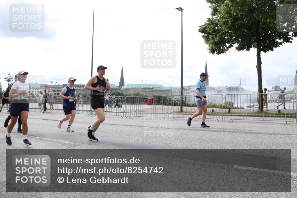 29.06.2025 - hella hamburg halbmarathon Lena Gebhardt http://msf.ph/oto/8254742 29.06.2025 10:34:18 Lombardsbrücke 1417, 1672, 1705, 1787, 2023, 2265, 2412, 2464, 2482, 2496, 2510, 2511, 2526, 2801, 2933, 3145, 3264, 3340, 3345, 3829, 3848, 4479, 4540, 4807, 4824, 4826, 5561, 5584, 5609, 5691, 6034, 6105, 6171, 6329, 6364, 6571, 6574, 7027, 7324, 7329, 7565, 7644, 8202, 8277, 8349, 8375, 8377, 8383, 8401, 8705, 8965, 9094, 9379, 9875, 9995, 10007, 10071, 10360, 10564, 11872, 13957, 16238, 16390, 16682, 16919, 17230, 18158, 18941 meine-sportfotos.de