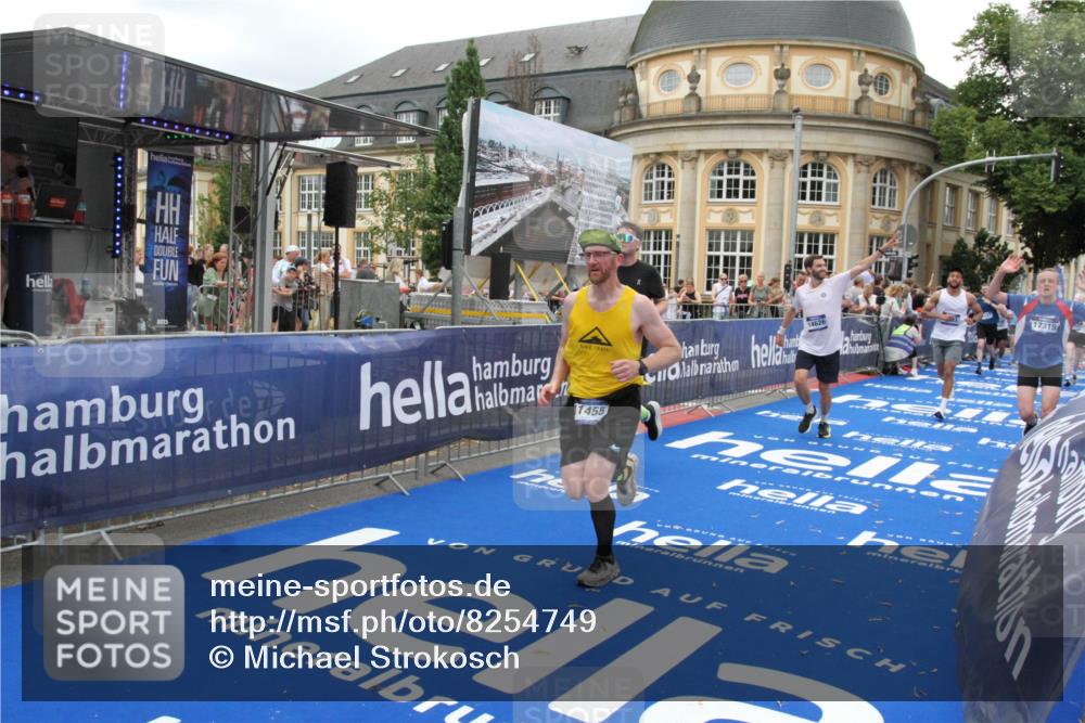 29.06.2025 - hella hamburg halbmarathon Michael Strokosch http://msf.ph/oto/8254749 29.06.2025 10:50:33 Ziel 3414, 4127, 5447, 6282, 6795, 7397, 8153, 8576, 11214, 11455, 12624, 13812, 14626, 15803, 16806, 17179, 17247, 17319, 18394 meine-sportfotos.de