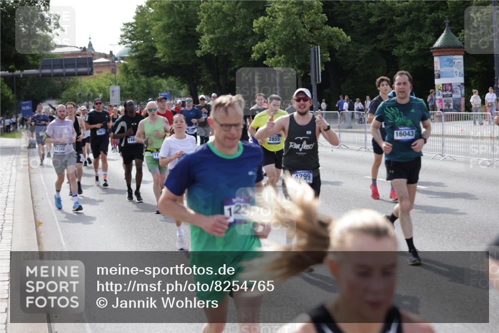 29.06.2025 - hella hamburg halbmarathon Jannik Wohlers http://msf.ph/oto/8254765 29.06.2025 09:56:58 Lombardsbrücke 1030, 1086, 1327, 1442, 2119, 2252, 2595, 2814, 2855, 3048, 3096, 3103, 3698, 4299, 4558, 4986, 5013, 5018, 5021, 5024, 5633, 5744, 6125, 6720, 6762, 6795, 6942, 7221, 7259, 7397, 7742, 8447, 9316, 10191, 10192, 10368, 10376, 10549, 10667, 11143, 11339, 11430, 11579, 12235, 12348, 12421, 12440, 12489, 12580, 12607, 12840, 13761, 13794, 14122, 14192, 14737, 14881, 15480, 15484, 15720, 15897, 16043, 16094, 16291, 16800, 17129, 17130, 17179 meine-sportfotos.de