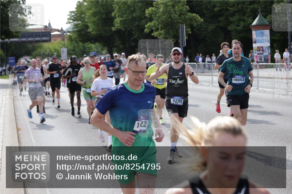29.06.2025 - hella hamburg halbmarathon Jannik Wohlers http://msf.ph/oto/8254795 29.06.2025 09:56:58 Lombardsbrücke 1030, 1086, 1327, 1442, 2119, 2252, 2595, 2814, 2855, 3048, 3096, 3103, 3698, 4299, 4558, 4986, 5013, 5018, 5021, 5024, 5633, 5744, 6125, 6720, 6762, 6795, 6942, 7221, 7259, 7397, 7742, 8447, 9316, 10191, 10192, 10368, 10376, 10549, 10667, 11143, 11339, 11430, 11579, 12235, 12348, 12421, 12440, 12489, 12580, 12607, 12840, 13761, 13794, 14122, 14192, 14737, 14881, 15480, 15484, 15720, 15897, 16043, 16094, 16291, 16800, 17129, 17130, 17179 meine-sportfotos.de