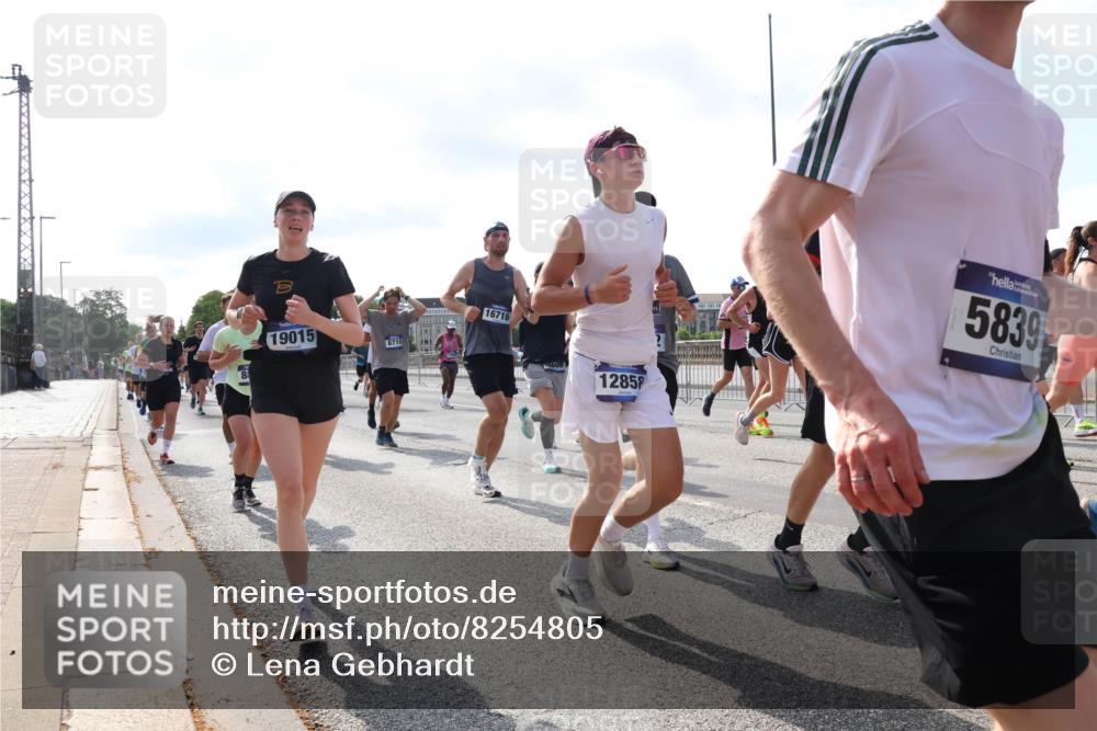 29.06.2025 - hella hamburg halbmarathon Lena Gebhardt http://msf.ph/oto/8254805 29.06.2025 09:56:49 Lombardsbrücke 1381, 1452, 1460, 1496, 1537, 1628, 1657, 1783, 1833, 1877, 2013, 2058, 2074, 2082, 2111, 2208, 2340, 2378, 2396, 2771, 2839, 2869, 2878, 2953, 2996, 3256, 3296, 3310, 3575, 3652, 3791, 4065, 4377, 4404, 4635, 4711, 4770, 4833, 4897, 5008, 5169, 5194, 5319, 5482, 5600, 5839, 5978, 6033, 6286, 6377, 6511, 6512, 6561, 6562, 6631, 7176, 7383, 7475, 7583, 8112, 8261, 8313, 8361, 8572, 8587, 8618, 8651, 8661, 8710, 8813, 8863, 8921, 8930, 8996, 9060, 9082, 9497, 9597, 9638 meine-sportfotos.de