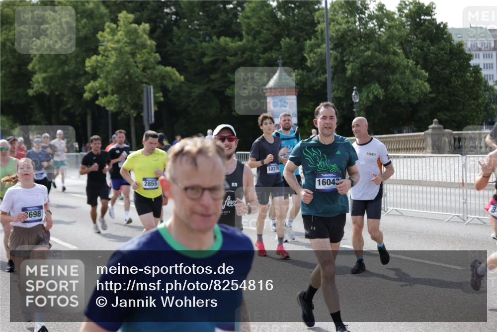 29.06.2025 - hella hamburg halbmarathon Jannik Wohlers http://msf.ph/oto/8254816 29.06.2025 09:56:59 Lombardsbrücke 1030, 1086, 1193, 1327, 1442, 2119, 2252, 2444, 2595, 2814, 2855, 3048, 3096, 3103, 3698, 4299, 4558, 4986, 5013, 5018, 5021, 5024, 5633, 6125, 6720, 6762, 6795, 6942, 7221, 7259, 7397, 7742, 8447, 9316, 10191, 10192, 10215, 10368, 10376, 10549, 10667, 11143, 11339, 11430, 11579, 12235, 12348, 12421, 12440, 12489, 12580, 12607, 12840, 13761, 13794, 14122, 14192, 14737, 14881, 15480, 15484, 15720, 15897, 16043, 16094, 16800, 17129, 17130, 17179 meine-sportfotos.de