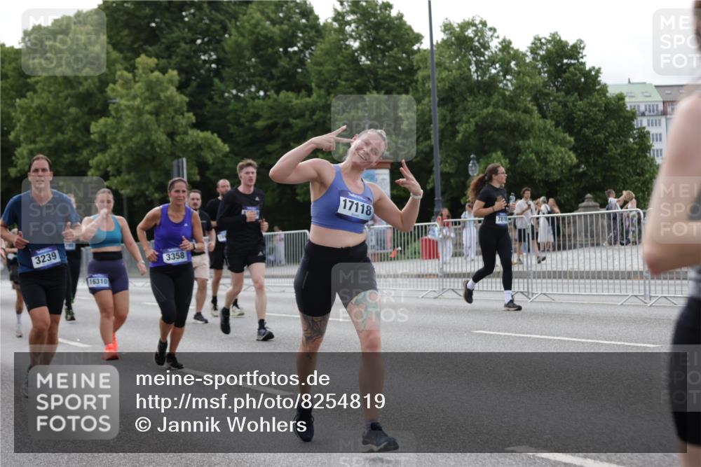 29.06.2025 - hella hamburg halbmarathon Jannik Wohlers http://msf.ph/oto/8254819 29.06.2025 10:31:31 Lombardsbrücke 1235, 1311, 1373, 1879, 2384, 2672, 2831, 2832, 3221, 3239, 3358, 3751, 3752, 4877, 5156, 5601, 6160, 6718, 6727, 7295, 7334, 7344, 7695, 7789, 7816, 7898, 8304, 8538, 8620, 9078, 9104, 9478, 10148, 10653, 11178, 12319, 12663, 12755, 13026, 14536, 14793, 15102, 16200, 16310, 17118, 17342, 18283, 18369, 18428, 18433, 18629, 18838, 18931 meine-sportfotos.de