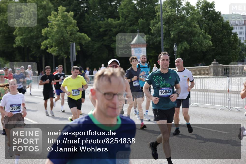 29.06.2025 - hella hamburg halbmarathon Jannik Wohlers http://msf.ph/oto/8254838 29.06.2025 09:56:59 Lombardsbrücke 1030, 1086, 1193, 1327, 1442, 2119, 2252, 2444, 2595, 2814, 2855, 3048, 3096, 3103, 3698, 4299, 4558, 4986, 5013, 5018, 5021, 5024, 5633, 6125, 6720, 6762, 6795, 6942, 7221, 7259, 7397, 7742, 8447, 9316, 10191, 10192, 10215, 10368, 10376, 10549, 10667, 11143, 11339, 11430, 11579, 12235, 12348, 12421, 12440, 12489, 12580, 12607, 12840, 13761, 13794, 14122, 14192, 14737, 14881, 15480, 15484, 15720, 15897, 16043, 16094, 16800, 17129, 17130, 17179 meine-sportfotos.de