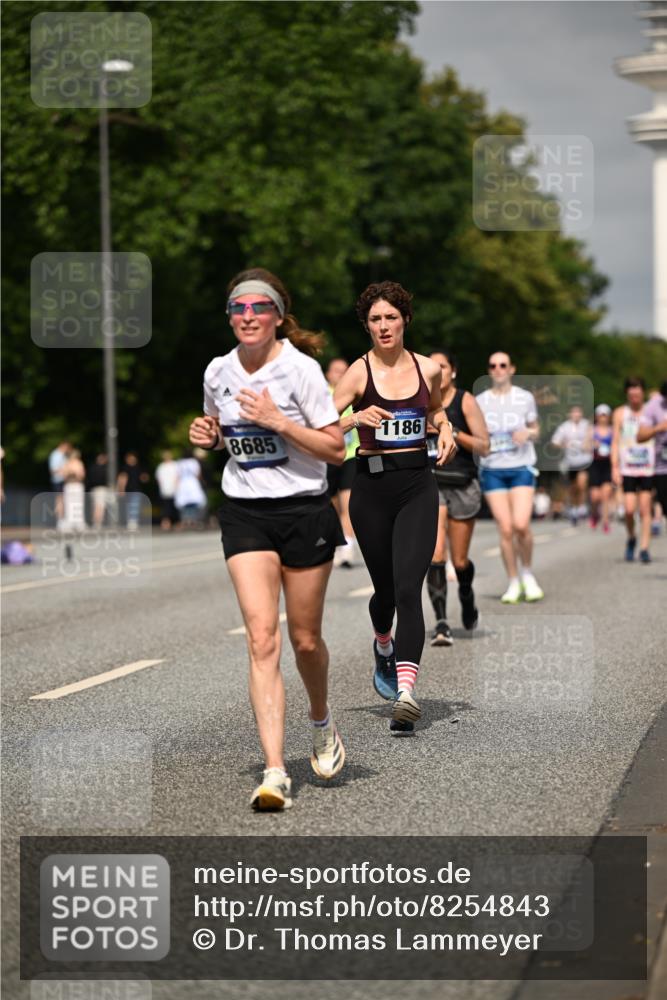 29.06.2025 - hella hamburg halbmarathon Dr. Thomas Lammeyer http://msf.ph/oto/8254843 29.06.2025 10:14:31 Kennedybrücke 1052, 1186, 1456, 5182, 5653, 5806, 7058, 8685, 9150, 9829 meine-sportfotos.de