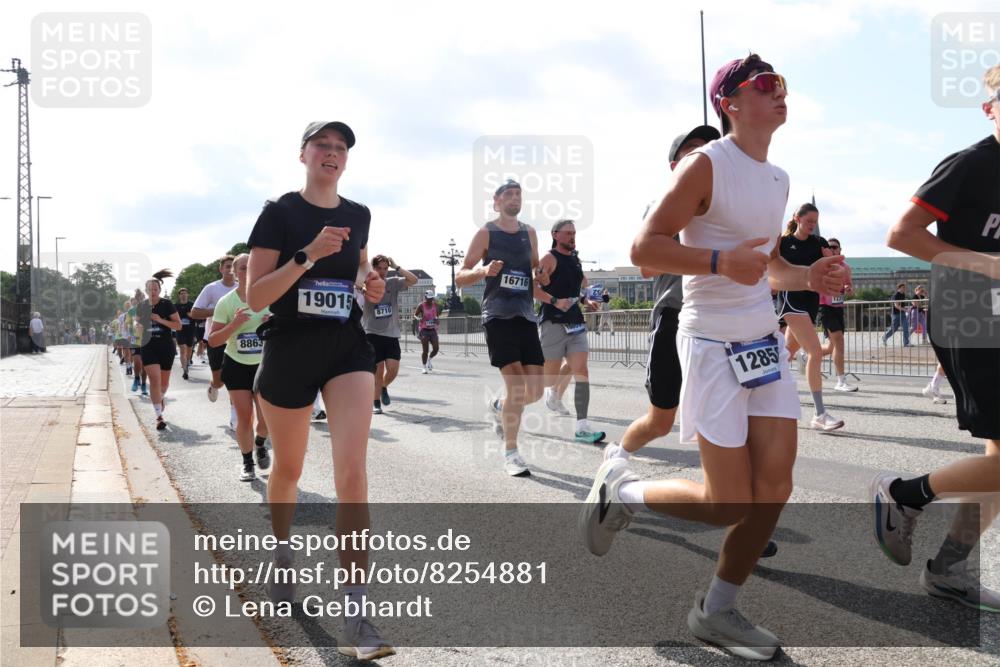 29.06.2025 - hella hamburg halbmarathon Lena Gebhardt http://msf.ph/oto/8254881 29.06.2025 09:56:50 Lombardsbrücke 1381, 1452, 1460, 1496, 1537, 1628, 1657, 1783, 1833, 1877, 2013, 2058, 2074, 2082, 2111, 2208, 2340, 2378, 2396, 2771, 2839, 2869, 2878, 2953, 2996, 3256, 3296, 3310, 3575, 3652, 3791, 4065, 4377, 4404, 4635, 4711, 4726, 4770, 4833, 4897, 5008, 5169, 5194, 5319, 5482, 5839, 5978, 6033, 6286, 6377, 6511, 6512, 6561, 6562, 6631, 7176, 7383, 7475, 7583, 8112, 8261, 8313, 8361, 8572, 8587, 8618, 8651, 8661, 8710, 8813, 8863, 8921, 8930, 8996, 9060, 9082, 9497, 9597, 9638 meine-sportfotos.de