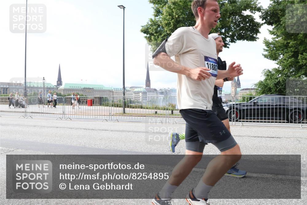 29.06.2025 - hella hamburg halbmarathon Lena Gebhardt http://msf.ph/oto/8254895 29.06.2025 10:10:37 Lombardsbrücke 1166, 1186, 1573, 4389, 5182, 5440, 5990, 5991, 7042, 7250, 7333, 7636, 7685, 8219, 8890, 9169, 9681, 9816, 9829, 11180, 11355, 11887, 11904, 11905, 12008, 12426, 12629, 13588, 13594, 13797, 13825, 13901, 14679, 14822, 15214, 15409, 16166, 16344, 16639, 16808, 16872, 17148, 17532, 17730, 18949, 19023 meine-sportfotos.de