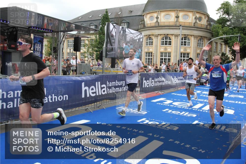 29.06.2025 - hella hamburg halbmarathon Michael Strokosch http://msf.ph/oto/8254916 29.06.2025 10:50:34 Ziel 1750, 3414, 4127, 5447, 6282, 7397, 8153, 8576, 11214, 11455, 12624, 13812, 14626, 15803, 16806, 17179, 17247, 17319, 18006, 18394 meine-sportfotos.de