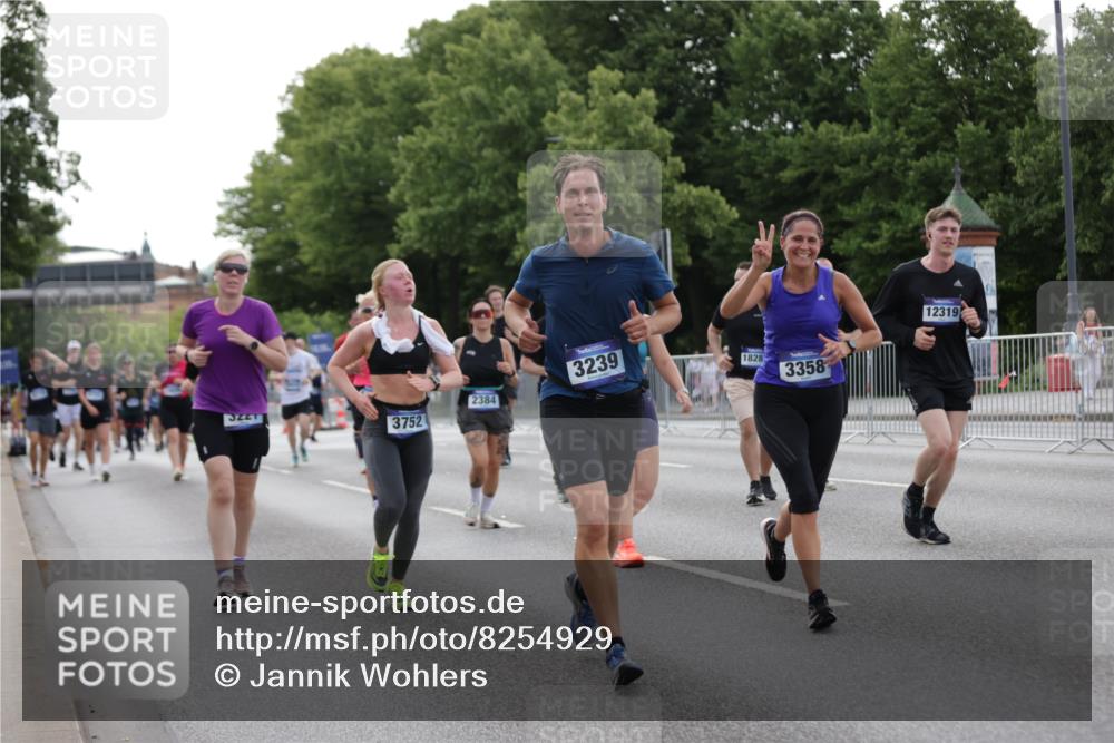 29.06.2025 - hella hamburg halbmarathon Jannik Wohlers http://msf.ph/oto/8254929 29.06.2025 10:31:32 Lombardsbrücke 1311, 1373, 2384, 2672, 2831, 2832, 3221, 3239, 3358, 3751, 3752, 4877, 5156, 5601, 6160, 6718, 6727, 7295, 7334, 7344, 7695, 7789, 7816, 7898, 8304, 8538, 8620, 9078, 9478, 10148, 10653, 12319, 12663, 12755, 13026, 14536, 14793, 15102, 16200, 16310, 17118, 17342, 17958, 18283, 18369, 18428, 18433, 18629, 18838, 18931 meine-sportfotos.de
