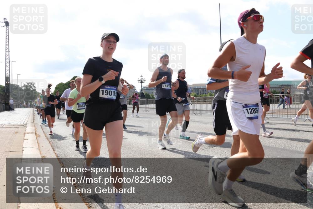 29.06.2025 - hella hamburg halbmarathon Lena Gebhardt http://msf.ph/oto/8254969 29.06.2025 09:56:50 Lombardsbrücke 1381, 1452, 1460, 1496, 1537, 1628, 1657, 1783, 1833, 1877, 2013, 2058, 2074, 2082, 2111, 2208, 2340, 2378, 2396, 2771, 2839, 2869, 2878, 2953, 2996, 3256, 3296, 3310, 3575, 3652, 3791, 4065, 4377, 4404, 4635, 4711, 4726, 4770, 4833, 4897, 5008, 5169, 5194, 5319, 5482, 5839, 5978, 6033, 6286, 6377, 6511, 6512, 6561, 6562, 6631, 7176, 7383, 7475, 7583, 8112, 8261, 8313, 8361, 8572, 8587, 8618, 8651, 8661, 8710, 8813, 8863, 8921, 8930, 8996, 9060, 9082, 9497, 9597, 9638 meine-sportfotos.de