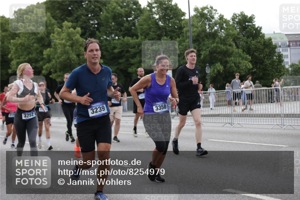 29.06.2025 - hella hamburg halbmarathon Jannik Wohlers http://msf.ph/oto/8254979 29.06.2025 10:31:32 Lombardsbrücke 1311, 1373, 2384, 2672, 2831, 2832, 3221, 3239, 3358, 3751, 3752, 4877, 5156, 5601, 6160, 6718, 6727, 7295, 7334, 7344, 7695, 7789, 7816, 7898, 8304, 8538, 8620, 9078, 9478, 10148, 10653, 12319, 12663, 12755, 13026, 14536, 14793, 15102, 16200, 16310, 17118, 17342, 17958, 18283, 18369, 18428, 18433, 18629, 18838, 18931 meine-sportfotos.de