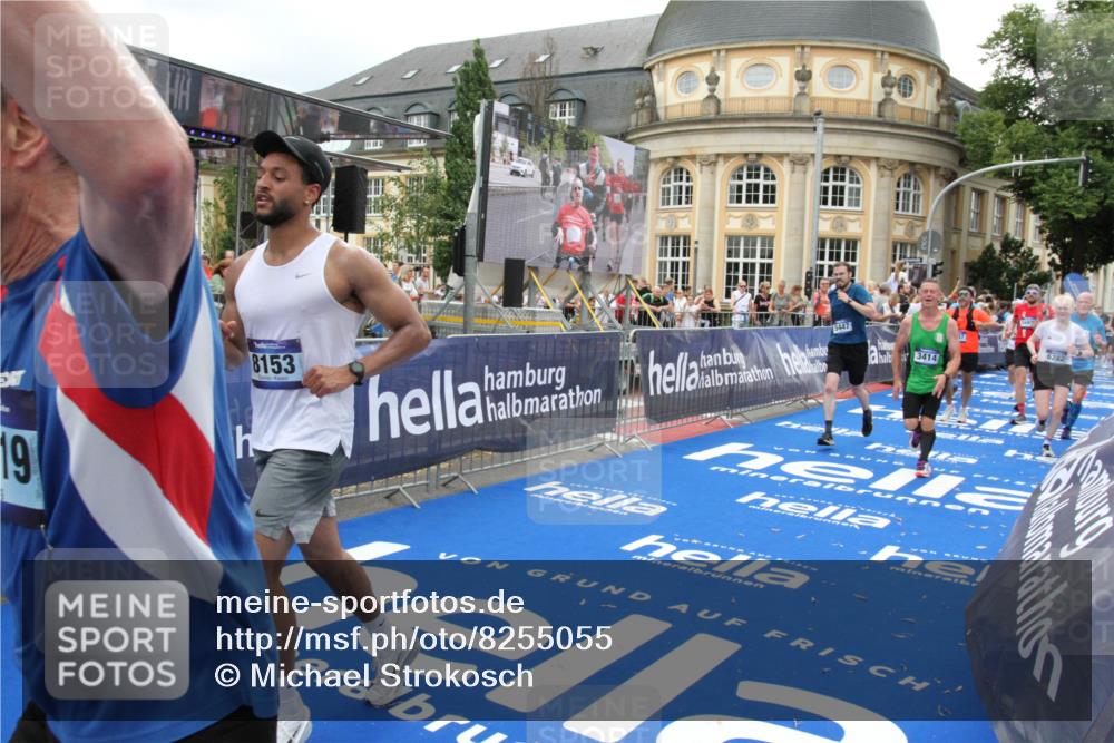 29.06.2025 - hella hamburg halbmarathon Michael Strokosch http://msf.ph/oto/8255055 29.06.2025 10:50:36 Ziel 1399, 1750, 3414, 4127, 4346, 5447, 6282, 7397, 7786, 8153, 8576, 9057, 11214, 11455, 13812, 14626, 15519, 15803, 16806, 17179, 17247, 17319, 18006 meine-sportfotos.de