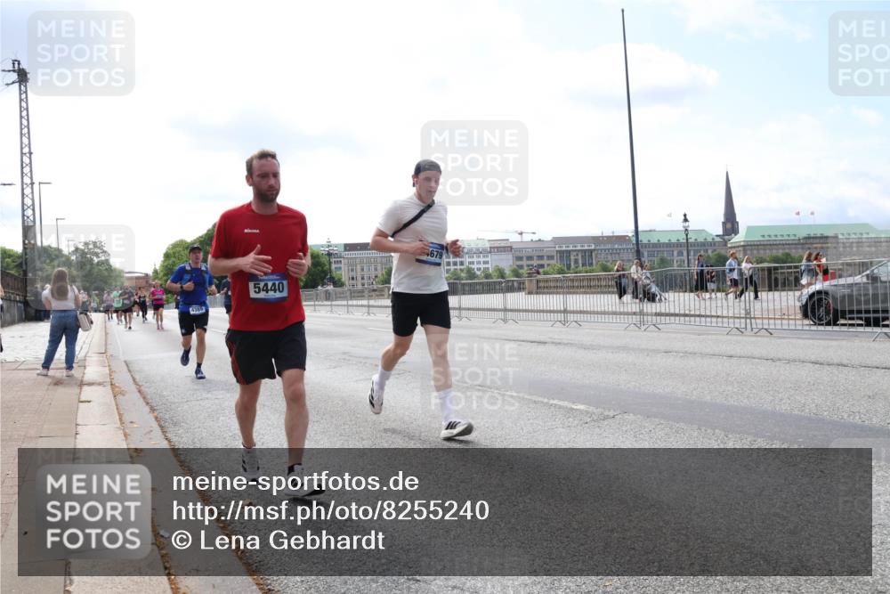 29.06.2025 - hella hamburg halbmarathon Lena Gebhardt http://msf.ph/oto/8255240 29.06.2025 10:10:38 Lombardsbrücke 1166, 1186, 1573, 4389, 5182, 5440, 5990, 5991, 7042, 7250, 7333, 7685, 8219, 8890, 9169, 9681, 9816, 9829, 11180, 11355, 11887, 11904, 11905, 12008, 12426, 12629, 13588, 13594, 13797, 13825, 13901, 14270, 14679, 14822, 15214, 15409, 16166, 16344, 16639, 16808, 16872, 17532, 17730, 18949, 19023 meine-sportfotos.de
