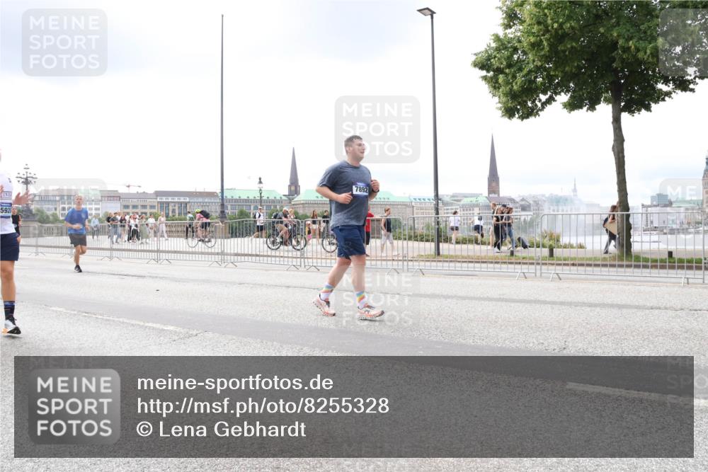 29.06.2025 - hella hamburg halbmarathon Lena Gebhardt http://msf.ph/oto/8255328 29.06.2025 11:07:56 Lombardsbrücke 1574, 1769, 1829, 2312, 2314, 2764, 2796, 2867, 3032, 3442, 3549, 3595, 3853, 3855, 3866, 3867, 4226, 4250, 4406, 4461, 4567, 4573, 4988, 5005, 5398, 5401, 5439, 5541, 5704, 5725, 5726, 5896, 6070, 6258, 6357, 6586, 6728, 6778, 6779, 6780, 6928, 7194, 7218, 7441, 7559, 7560, 7609, 7892, 8182, 8252, 8420, 8446, 8636, 8735, 9037, 9387, 9494, 9646, 10379, 10517, 10537, 10743, 11504, 11724, 12063, 12964, 15598, 15716, 18462 meine-sportfotos.de