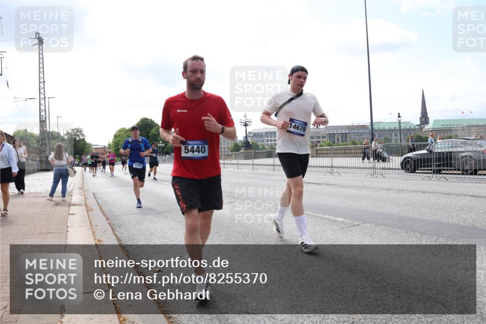 29.06.2025 - hella hamburg halbmarathon Lena Gebhardt http://msf.ph/oto/8255370 29.06.2025 10:10:38 Lombardsbrücke 1166, 1186, 1573, 4389, 5182, 5440, 5990, 5991, 7042, 7250, 7333, 7685, 8219, 8890, 9169, 9681, 9816, 9829, 11180, 11355, 11887, 11904, 11905, 12008, 12426, 12629, 13588, 13594, 13797, 13825, 13901, 14270, 14679, 14822, 15214, 15409, 16166, 16344, 16639, 16808, 16872, 17532, 17730, 18949, 19023 meine-sportfotos.de