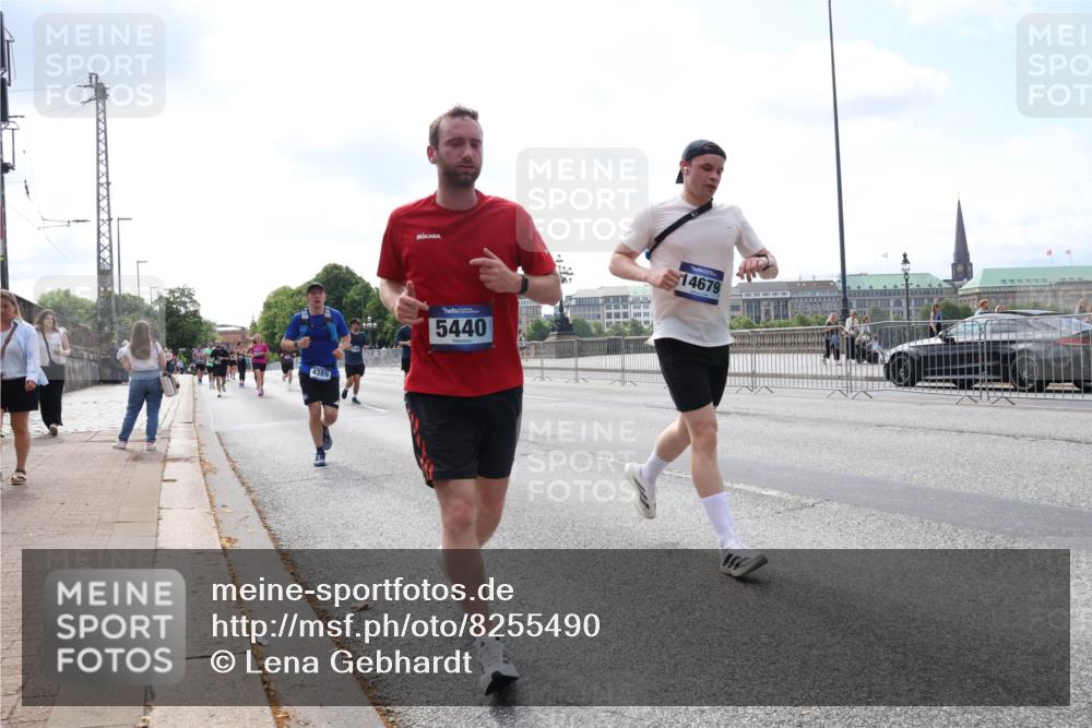 29.06.2025 - hella hamburg halbmarathon Lena Gebhardt http://msf.ph/oto/8255490 29.06.2025 10:10:38 Lombardsbrücke 1166, 1186, 1573, 4389, 5182, 5440, 5990, 5991, 7042, 7250, 7333, 7685, 8219, 8890, 9169, 9681, 9816, 9829, 11180, 11355, 11887, 11904, 11905, 12008, 12426, 12629, 13588, 13594, 13797, 13825, 13901, 14270, 14679, 14822, 15214, 15409, 16166, 16344, 16639, 16808, 16872, 17532, 17730, 18949, 19023 meine-sportfotos.de