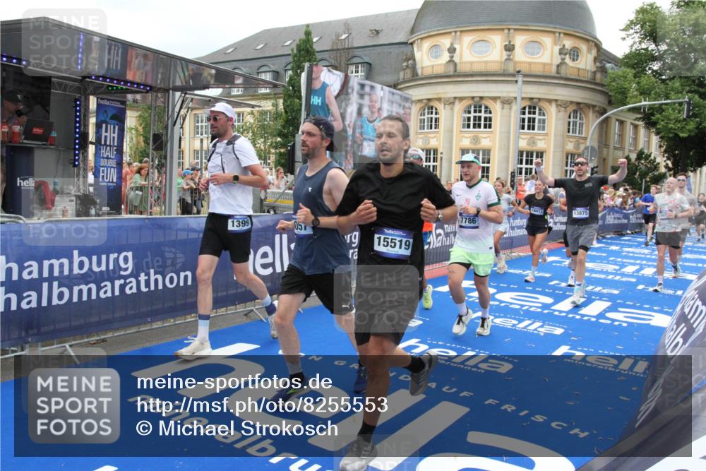 29.06.2025 - hella hamburg halbmarathon Michael Strokosch http://msf.ph/oto/8255553 29.06.2025 10:50:42 Ziel 1399, 1750, 2788, 4346, 6662, 6712, 7134, 7583, 7786, 7952, 8576, 9057, 11214, 11356, 13701, 13808, 13875, 15519, 15803, 16291, 17179, 18006, 18413, 18820 meine-sportfotos.de