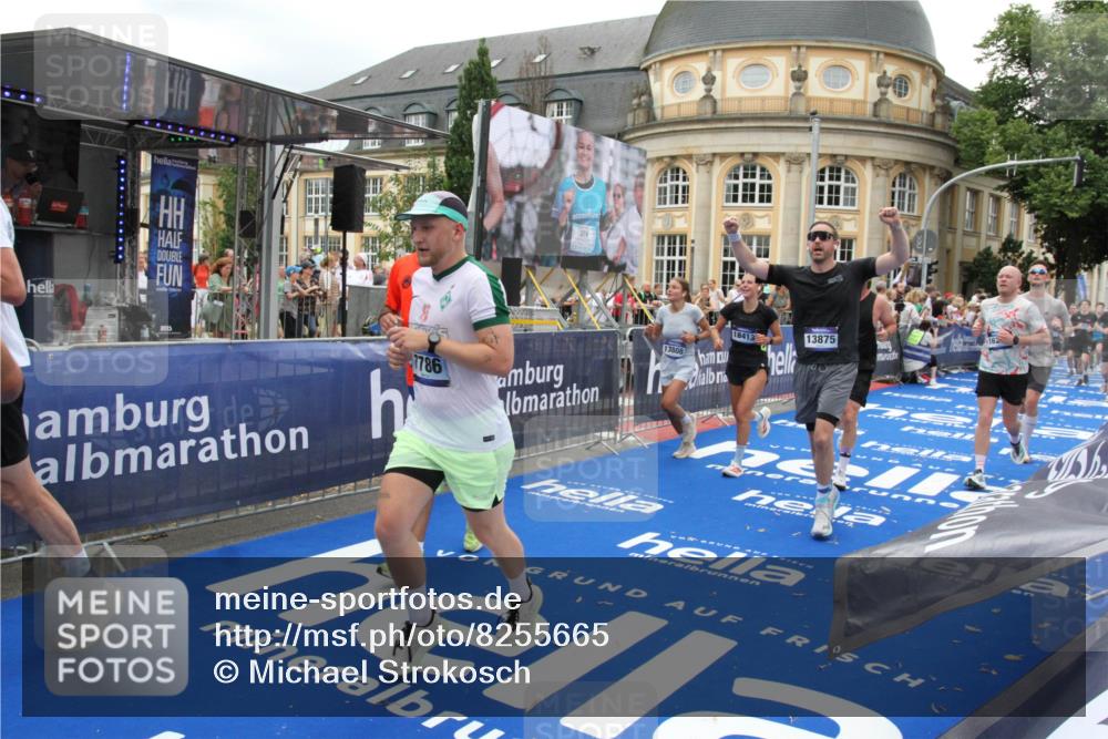 29.06.2025 - hella hamburg halbmarathon Michael Strokosch http://msf.ph/oto/8255665 29.06.2025 10:50:43 Ziel 1399, 1750, 2234, 2788, 4346, 6662, 6712, 7134, 7583, 7786, 7952, 9057, 11356, 13701, 13808, 13875, 15519, 16291, 18006, 18229, 18413, 18820 meine-sportfotos.de