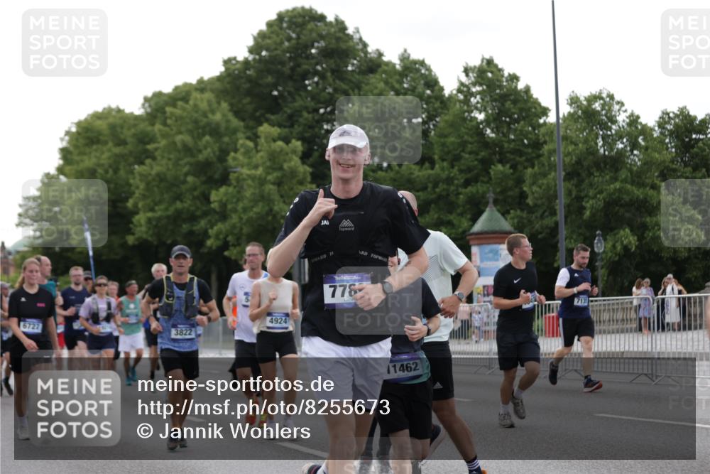 29.06.2025 - hella hamburg halbmarathon Jannik Wohlers http://msf.ph/oto/8255673 29.06.2025 10:31:42 Lombardsbrücke 1311, 1987, 2349, 2384, 2943, 3022, 3221, 3239, 3358, 3752, 3822, 4314, 4605, 4924, 5156, 5496, 5601, 5658, 5743, 6218, 6252, 6718, 6727, 7135, 7239, 7295, 7344, 7535, 7570, 7695, 7789, 7816, 8175, 8538, 10248, 10924, 11168, 11462, 12136, 12319, 12663, 12755, 12936, 13026, 13959, 13960, 14029, 14105, 14191, 14536, 14599, 15471, 16200, 17118, 17342, 17958, 18283, 18369, 18838, 18931 meine-sportfotos.de