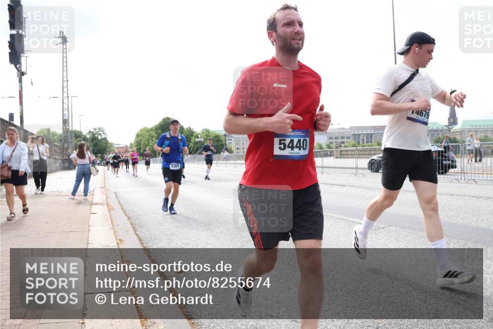 29.06.2025 - hella hamburg halbmarathon Lena Gebhardt http://msf.ph/oto/8255674 29.06.2025 10:10:39 Lombardsbrücke 1166, 1186, 1573, 1781, 4389, 5182, 5440, 5990, 5991, 7042, 7250, 7685, 8219, 8890, 9169, 9681, 9816, 9829, 11180, 11355, 11887, 11904, 11905, 12008, 12426, 12629, 13588, 13594, 13797, 13825, 13901, 14270, 14679, 14822, 15214, 15409, 16166, 16344, 16639, 16808, 16872, 17532, 17730, 18949, 19023 meine-sportfotos.de