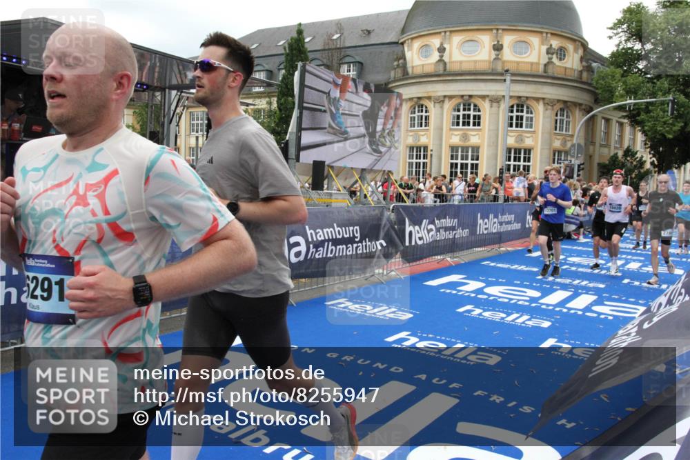 29.06.2025 - hella hamburg halbmarathon Michael Strokosch http://msf.ph/oto/8255947 29.06.2025 10:50:45 Ziel 1399, 2234, 2788, 4346, 6662, 6712, 7134, 7583, 7786, 7952, 8657, 9057, 11356, 13701, 13808, 13875, 15426, 15519, 15720, 16291, 17129, 17908, 18229, 18370, 18413, 18820 meine-sportfotos.de