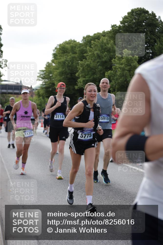 29.06.2025 - hella hamburg halbmarathon Jannik Wohlers http://msf.ph/oto/8256016 29.06.2025 09:57:30 Lombardsbrücke 1094, 1258, 1320, 1321, 1335, 1563, 1870, 2397, 2448, 2612, 2946, 3058, 3091, 3114, 3251, 5032, 5305, 5672, 5775, 6355, 6356, 6569, 6580, 6585, 6628, 6776, 7065, 7134, 7478, 7594, 7646, 7952, 7973, 7976, 8176, 8973, 9065, 9145, 9163, 9214, 9227, 9739, 9835, 10860, 11208, 11310, 11757, 11789, 11832, 12155, 12224, 12662, 12961, 13047, 14300, 14638, 14865, 14914, 15061, 15125, 15134, 15169, 15426, 15496, 15712, 15915, 16008, 16009, 16320, 16750, 16980, 17530 meine-sportfotos.de