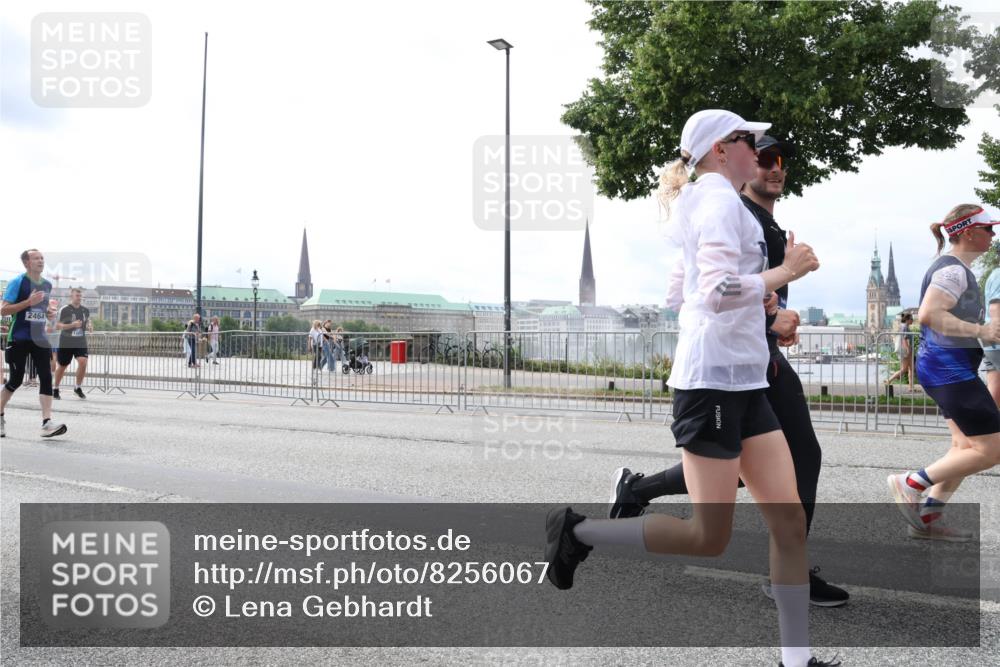 29.06.2025 - hella hamburg halbmarathon Lena Gebhardt http://msf.ph/oto/8256067 29.06.2025 10:34:20 Lombardsbrücke 1025, 1417, 1672, 1705, 1787, 2023, 2265, 2412, 2464, 2482, 2496, 2510, 2511, 2526, 2801, 2933, 3145, 3264, 3340, 3345, 3829, 3848, 4479, 4540, 4807, 4824, 4826, 5561, 5584, 5609, 5691, 6034, 6105, 6171, 6329, 6364, 6571, 6574, 7027, 7324, 7329, 7386, 7565, 7644, 7733, 8277, 8349, 8705, 8965, 9094, 9379, 9875, 10007, 10071, 10360, 10564, 10674, 11872, 13957, 16238, 16311, 16390, 16682, 16919, 17230, 18158, 18941 meine-sportfotos.de