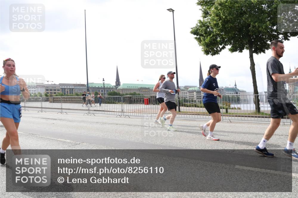 29.06.2025 - hella hamburg halbmarathon Lena Gebhardt http://msf.ph/oto/8256110 29.06.2025 10:45:51 Lombardsbrücke 1004, 1033, 1060, 1085, 1100, 1104, 1421, 1426, 1555, 1713, 1854, 1867, 1868, 1983, 2008, 2216, 2217, 2398, 2423, 2522, 2550, 2657, 2664, 2773, 2813, 2917, 2951, 2954, 2965, 2973, 3357, 3377, 4104, 4223, 4224, 4306, 4317, 4388, 4572, 5044, 5339, 5635, 5703, 5769, 5770, 5892, 6133, 6150, 6333, 6392, 6623, 6922, 7268, 7283, 7356, 7530, 7541, 7605, 7859, 7894, 8745, 9120, 9121, 9426, 9620, 10030, 10182, 10327, 10329, 10367, 10511, 11358, 11876 meine-sportfotos.de