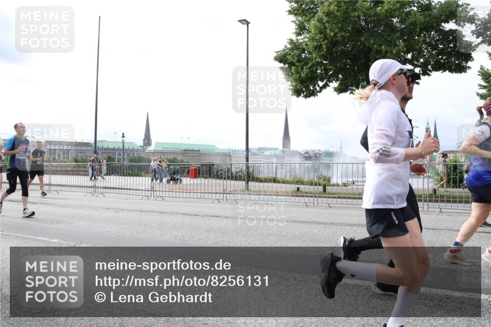 29.06.2025 - hella hamburg halbmarathon Lena Gebhardt http://msf.ph/oto/8256131 29.06.2025 10:34:20 Lombardsbrücke 1025, 1417, 1672, 1705, 1787, 2023, 2265, 2412, 2464, 2482, 2496, 2510, 2511, 2526, 2801, 2933, 3145, 3264, 3340, 3345, 3829, 3848, 4479, 4540, 4807, 4824, 4826, 5561, 5584, 5609, 5691, 6034, 6105, 6171, 6329, 6364, 6571, 6574, 7027, 7324, 7329, 7386, 7565, 7644, 7733, 8277, 8349, 8705, 8965, 9094, 9379, 9875, 10007, 10071, 10360, 10564, 10674, 11872, 13957, 16238, 16311, 16390, 16682, 16919, 17230, 18158, 18941 meine-sportfotos.de