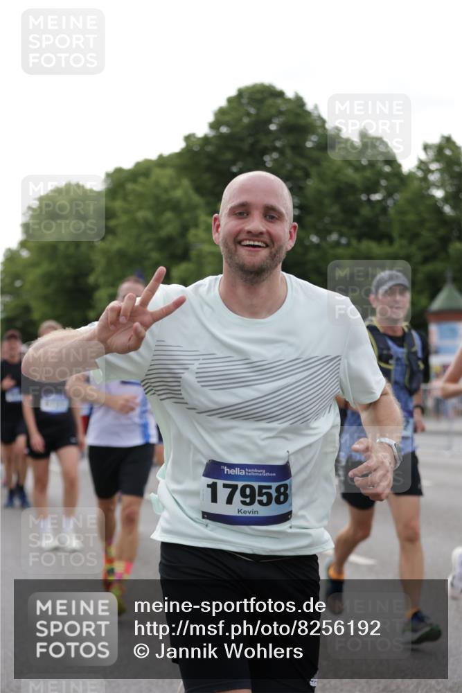 29.06.2025 - hella hamburg halbmarathon Jannik Wohlers http://msf.ph/oto/8256192 29.06.2025 10:31:44 Lombardsbrücke 1311, 1987, 2349, 2943, 3022, 3358, 3707, 3752, 3778, 3822, 4314, 4365, 4605, 4924, 5496, 5601, 5658, 5743, 6218, 6252, 7135, 7239, 7295, 7344, 7535, 7570, 7695, 7789, 7816, 8175, 8538, 9206, 10248, 10924, 11168, 11462, 12136, 12319, 12755, 12936, 13026, 13959, 13960, 14029, 14099, 14105, 14191, 14599, 15471, 15987, 16200, 17958, 18369, 18931 meine-sportfotos.de
