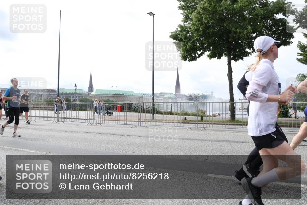29.06.2025 - hella hamburg halbmarathon Lena Gebhardt http://msf.ph/oto/8256218 29.06.2025 10:34:20 Lombardsbrücke 1025, 1417, 1672, 1705, 1787, 2023, 2265, 2412, 2464, 2482, 2496, 2510, 2511, 2526, 2801, 2933, 3145, 3264, 3340, 3345, 3829, 3848, 4479, 4540, 4807, 4824, 4826, 5561, 5584, 5609, 5691, 6034, 6105, 6171, 6329, 6364, 6571, 6574, 7027, 7324, 7329, 7386, 7565, 7644, 7733, 8277, 8349, 8705, 8965, 9094, 9379, 9875, 10007, 10071, 10360, 10564, 10674, 11872, 13957, 16238, 16311, 16390, 16682, 16919, 17230, 18158, 18941 meine-sportfotos.de