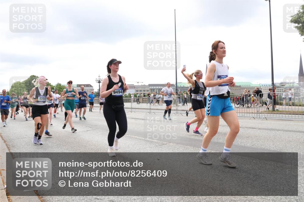 29.06.2025 - hella hamburg halbmarathon Lena Gebhardt http://msf.ph/oto/8256409 29.06.2025 11:08:00 Lombardsbrücke 1574, 1769, 1829, 2312, 2314, 2318, 2319, 2433, 2764, 2796, 2867, 3313, 3442, 3549, 3595, 3853, 3855, 3866, 3867, 4226, 4250, 4406, 4461, 4482, 4567, 4573, 4988, 5005, 5398, 5401, 5439, 5541, 5704, 5896, 6016, 6070, 6258, 6357, 6586, 6728, 6731, 6778, 6779, 6780, 6928, 7192, 7218, 7441, 7559, 7560, 7609, 7713, 7892, 8182, 8252, 8420, 8446, 8636, 9037, 9387, 9494, 9646, 10379, 10517, 11504, 12063, 12964, 15598 meine-sportfotos.de