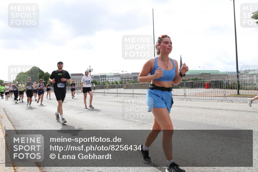 29.06.2025 - hella hamburg halbmarathon Lena Gebhardt http://msf.ph/oto/8256434 29.06.2025 10:45:52 Lombardsbrücke 1004, 1033, 1060, 1085, 1100, 1104, 1421, 1426, 1555, 1713, 1854, 1867, 1868, 1983, 2008, 2216, 2217, 2398, 2423, 2522, 2550, 2657, 2664, 2773, 2813, 2917, 2951, 2954, 2965, 2973, 3357, 3377, 4104, 4223, 4224, 4306, 4317, 4388, 4572, 5044, 5635, 5703, 5769, 5770, 5892, 6133, 6150, 6333, 6392, 6623, 6922, 7268, 7283, 7356, 7530, 7541, 7605, 7859, 7894, 8745, 9120, 9121, 9426, 9620, 10030, 10182, 10327, 10329, 10367, 10511, 11358, 11876 meine-sportfotos.de