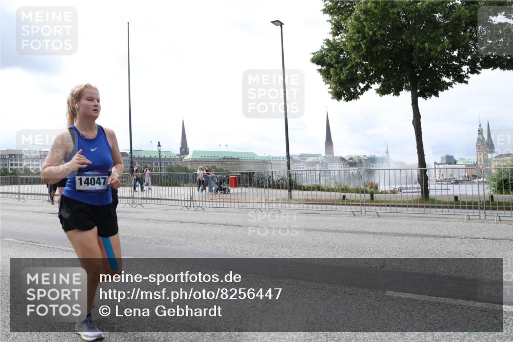 29.06.2025 - hella hamburg halbmarathon Lena Gebhardt http://msf.ph/oto/8256447 29.06.2025 10:34:21 Lombardsbrücke 1025, 1417, 1672, 1705, 1787, 2023, 2265, 2412, 2464, 2482, 2496, 2510, 2511, 2526, 2801, 2933, 3145, 3340, 3345, 3420, 3829, 3848, 4479, 4540, 4807, 4824, 4826, 5561, 5584, 5609, 5691, 6034, 6105, 6171, 6329, 6364, 6571, 6574, 7324, 7329, 7386, 7644, 7733, 8277, 8349, 8705, 8965, 9094, 9164, 9379, 9875, 10071, 10335, 10360, 10564, 10674, 11872, 13957, 16238, 16311, 16390, 16682, 16919, 17230, 18158, 18941 meine-sportfotos.de