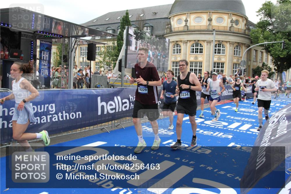 29.06.2025 - hella hamburg halbmarathon Michael Strokosch http://msf.ph/oto/8256463 29.06.2025 10:50:49 Ziel 2234, 2788, 5115, 6712, 7134, 7952, 8657, 10750, 11356, 13701, 15426, 15720, 17129, 17908, 18182, 18229, 18370, 18820 meine-sportfotos.de