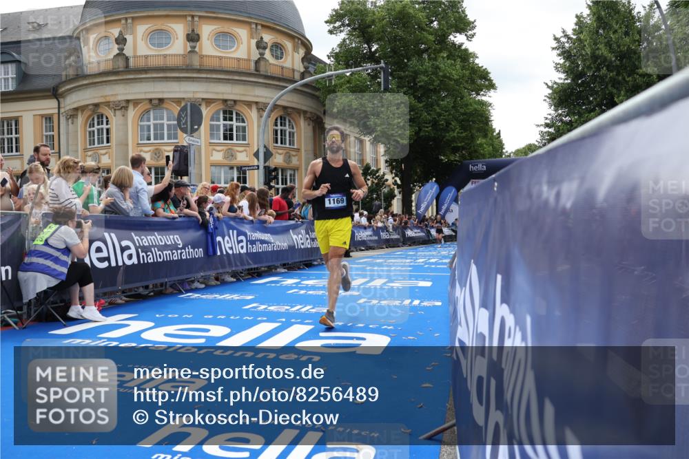 29.06.2025 - hella hamburg halbmarathon Strokosch-Dieckow http://msf.ph/oto/8256489 29.06.2025 10:41:56 Ziel 1169, 5690, 6593, 7092, 7363, 8694, 11417, 12292, 13196, 15521, 15846, 16507, 17864, 17926, 18920, 19046 meine-sportfotos.de
