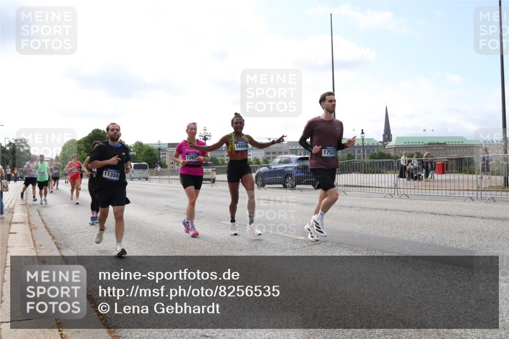 29.06.2025 - hella hamburg halbmarathon Lena Gebhardt http://msf.ph/oto/8256535 29.06.2025 10:10:46 Lombardsbrücke 1166, 1186, 1573, 1781, 4287, 4389, 5182, 5440, 5653, 5990, 5991, 7250, 7370, 7685, 9169, 9681, 9816, 9829, 11180, 11355, 11887, 11904, 11905, 12008, 12426, 12556, 12571, 12629, 12790, 13588, 13594, 13797, 13825, 13901, 14270, 14679, 14822, 15214, 15409, 16166, 16344, 16639, 16808, 17532, 17730, 18949, 19023 meine-sportfotos.de