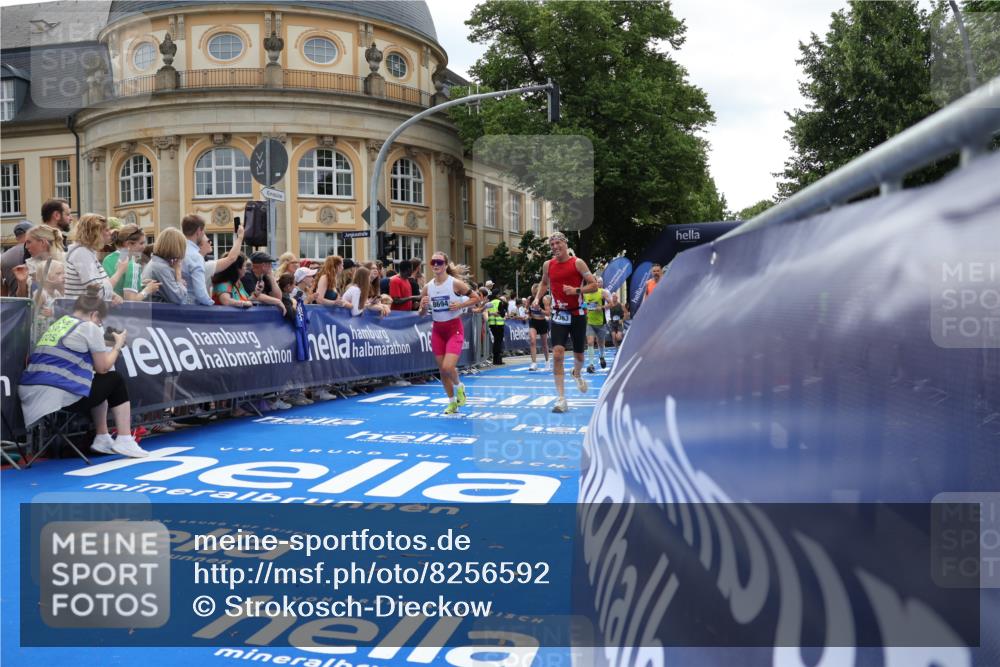 29.06.2025 - hella hamburg halbmarathon Strokosch-Dieckow http://msf.ph/oto/8256592 29.06.2025 10:42:00 Ziel 1441, 5690, 6593, 7363, 8694, 10216, 11417, 12098, 12292, 13196, 15846, 16507, 16677, 17864, 17926, 18920, 19046 meine-sportfotos.de