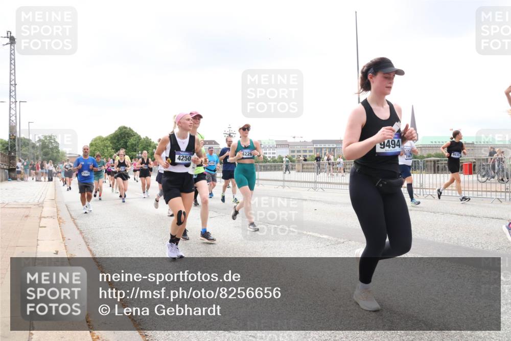 29.06.2025 - hella hamburg halbmarathon Lena Gebhardt http://msf.ph/oto/8256656 29.06.2025 11:08:01 Lombardsbrücke 1574, 1769, 1829, 2312, 2314, 2318, 2319, 2433, 2764, 2796, 2867, 3313, 3442, 3549, 3595, 3853, 3855, 3866, 3867, 4226, 4250, 4406, 4439, 4455, 4461, 4482, 4567, 4573, 4988, 5005, 5398, 5401, 5439, 5541, 5704, 5896, 6016, 6070, 6258, 6357, 6586, 6728, 6731, 6778, 6779, 6780, 6928, 7192, 7218, 7441, 7559, 7560, 7609, 7713, 7892, 8182, 8252, 8420, 8446, 8636, 8809, 9037, 9387, 9494, 9646, 10379, 10517, 11504, 12063, 12964, 15598 meine-sportfotos.de