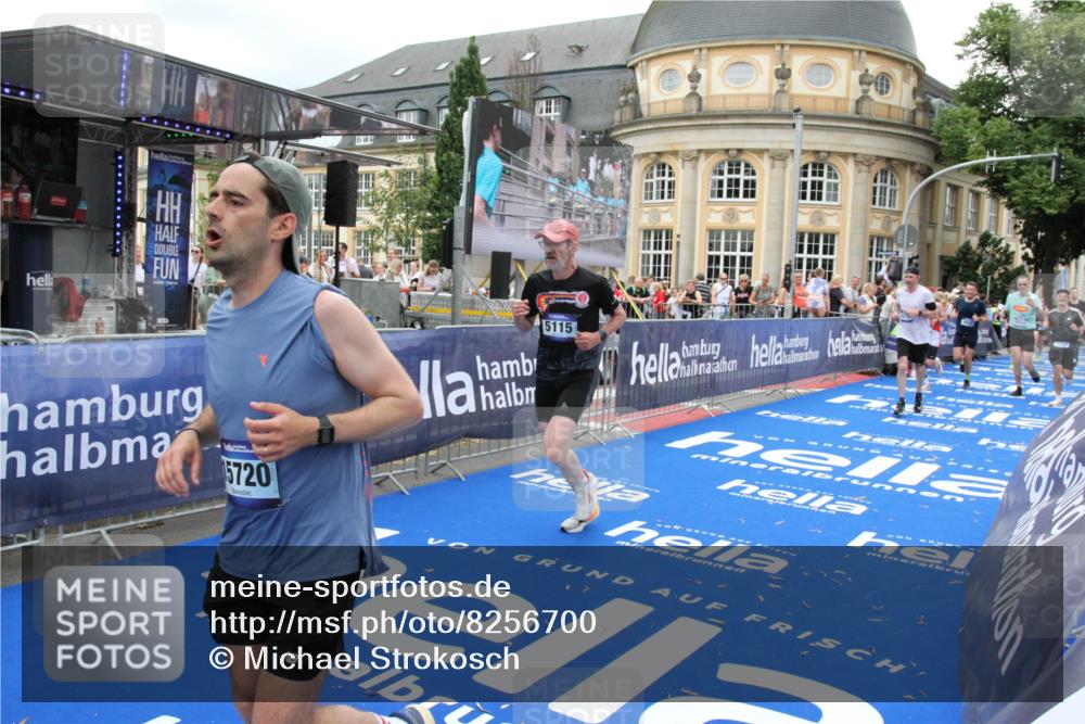 29.06.2025 - hella hamburg halbmarathon Michael Strokosch http://msf.ph/oto/8256700 29.06.2025 10:50:53 Ziel 1466, 3654, 3947, 4839, 5018, 5115, 7052, 8205, 8657, 10750, 15395, 15426, 15643, 15720, 17129, 17908, 18182, 18370 meine-sportfotos.de