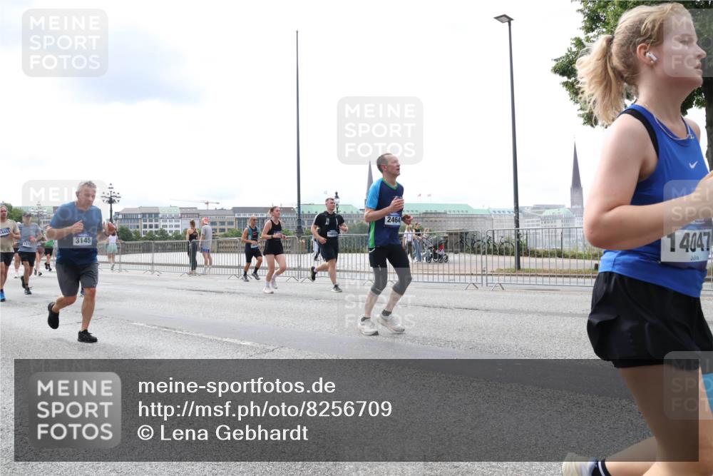 29.06.2025 - hella hamburg halbmarathon Lena Gebhardt http://msf.ph/oto/8256709 29.06.2025 10:34:22 Lombardsbrücke 1025, 1417, 1672, 1705, 1787, 2023, 2265, 2412, 2464, 2482, 2496, 2510, 2511, 2526, 2801, 2933, 3145, 3340, 3345, 3420, 3829, 3848, 4479, 4540, 4807, 4824, 4826, 5561, 5584, 5609, 5691, 6034, 6105, 6171, 6329, 6364, 6571, 6574, 6843, 7324, 7329, 7386, 7644, 7733, 8277, 8349, 8705, 8965, 9164, 9379, 9448, 10335, 10360, 10564, 10674, 11872, 12164, 13957, 16238, 16311, 16390, 16682, 16919, 17230, 18158, 18941 meine-sportfotos.de