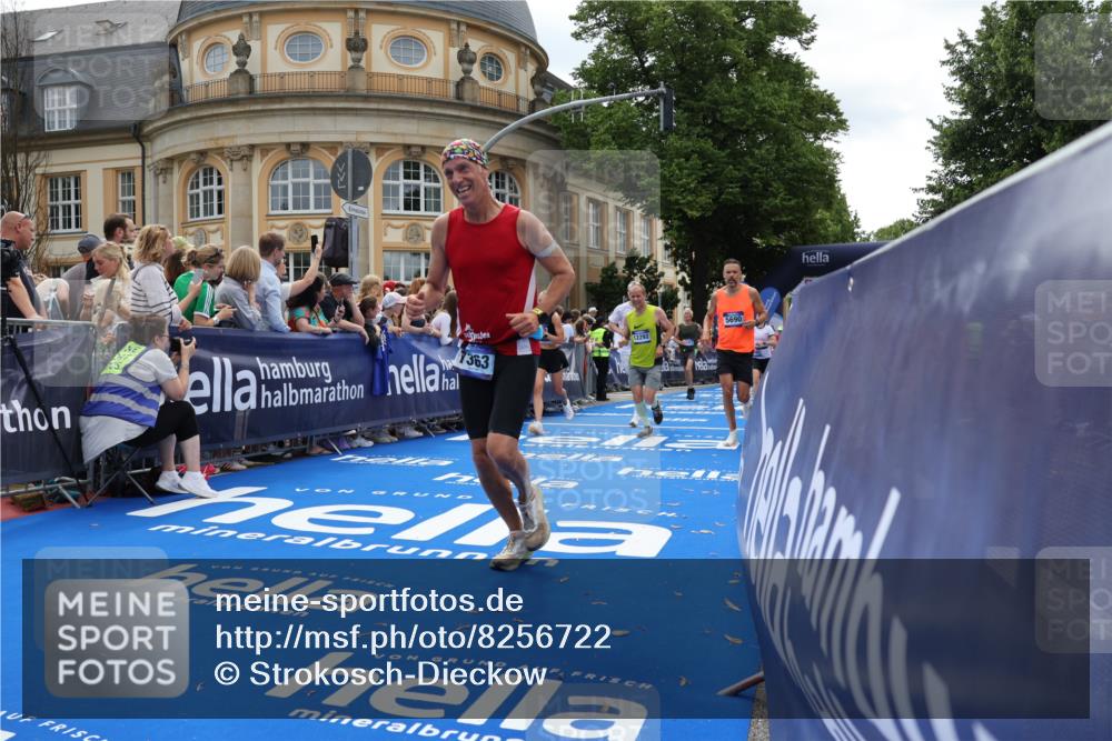 29.06.2025 - hella hamburg halbmarathon Strokosch-Dieckow http://msf.ph/oto/8256722 29.06.2025 10:42:01 Ziel 1441, 5690, 6593, 7363, 8694, 10216, 11417, 12098, 12292, 13196, 15846, 16507, 16677, 17864, 17926, 18920, 19046 meine-sportfotos.de