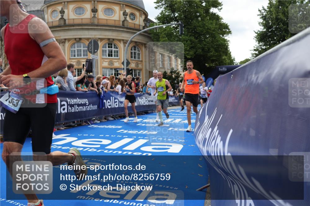 29.06.2025 - hella hamburg halbmarathon Strokosch-Dieckow http://msf.ph/oto/8256759 29.06.2025 10:42:02 Ziel 1441, 5682, 5690, 6593, 7363, 8694, 10216, 11417, 12098, 12292, 13196, 15846, 16507, 16677, 17864, 17926, 18920, 19046 meine-sportfotos.de