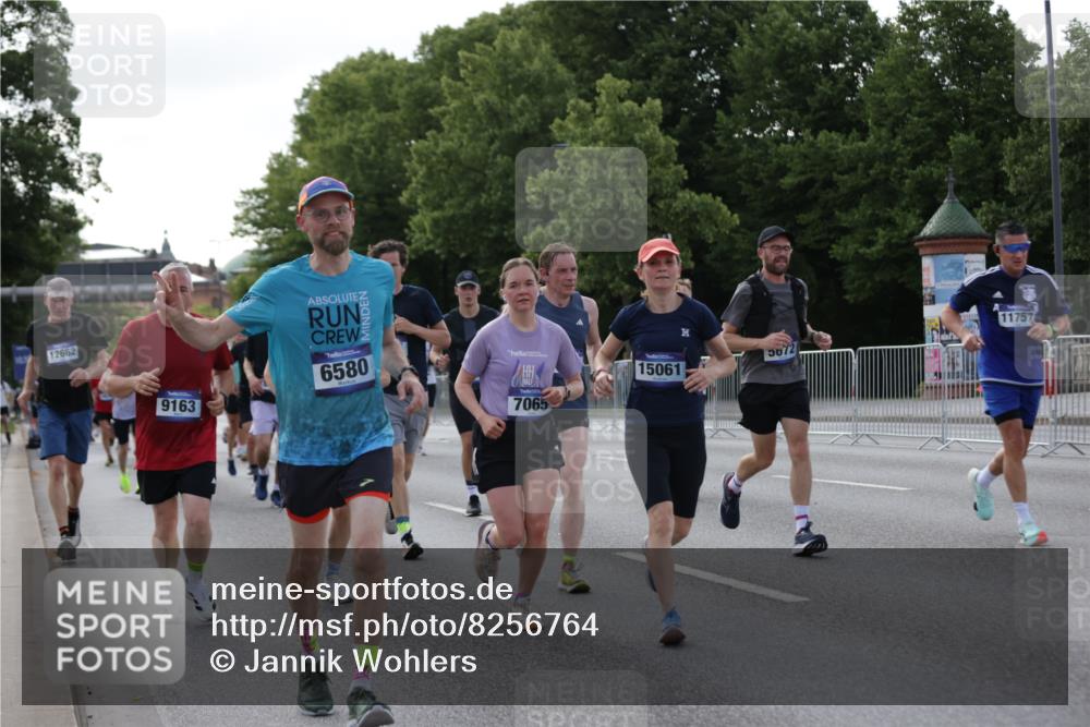 29.06.2025 - hella hamburg halbmarathon Jannik Wohlers http://msf.ph/oto/8256764 29.06.2025 09:57:36 Lombardsbrücke 1179, 1258, 1320, 1321, 1335, 1563, 1870, 2138, 2397, 2417, 2448, 2612, 2636, 3058, 3091, 3114, 3251, 4814, 5305, 5672, 5775, 6355, 6356, 6569, 6580, 6628, 6754, 6776, 7065, 7478, 7509, 7646, 7724, 7952, 7976, 8449, 8689, 9065, 9145, 9163, 10860, 11310, 11416, 11757, 11789, 12155, 12224, 12662, 12961, 13047, 13691, 14638, 14865, 15061, 15125, 15134, 15426, 15915, 16008, 16009, 16563, 16750, 17530, 17825, 18514, 18811 meine-sportfotos.de