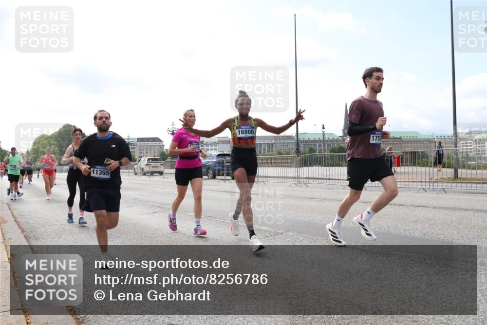 29.06.2025 - hella hamburg halbmarathon Lena Gebhardt http://msf.ph/oto/8256786 29.06.2025 10:10:46 Lombardsbrücke 1166, 1186, 1573, 1781, 4287, 4389, 5182, 5440, 5653, 5990, 5991, 7250, 7370, 7685, 9169, 9681, 9816, 9829, 11180, 11355, 11887, 11904, 11905, 12008, 12426, 12556, 12571, 12629, 12790, 13588, 13594, 13797, 13825, 13901, 14270, 14679, 14822, 15214, 15409, 16166, 16344, 16639, 16808, 17532, 17730, 18949, 19023 meine-sportfotos.de