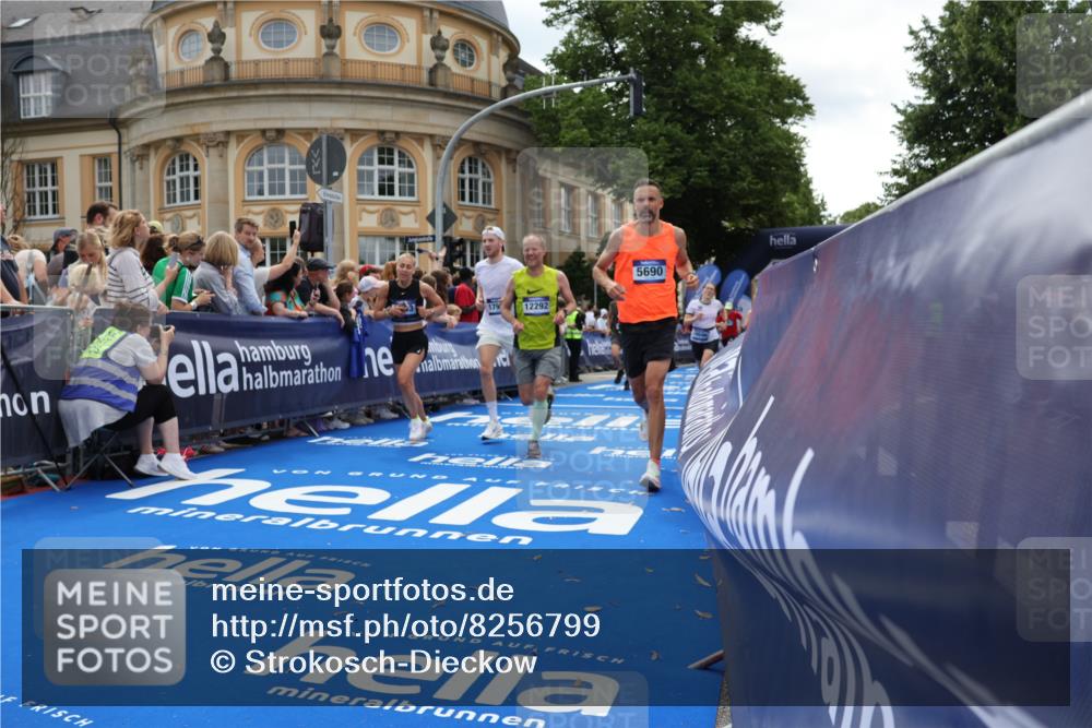 29.06.2025 - hella hamburg halbmarathon Strokosch-Dieckow http://msf.ph/oto/8256799 29.06.2025 10:42:02 Ziel 1441, 5682, 5690, 6593, 7363, 8694, 10216, 11417, 12098, 12292, 13196, 15846, 16507, 16677, 17864, 17926, 18920, 19046 meine-sportfotos.de