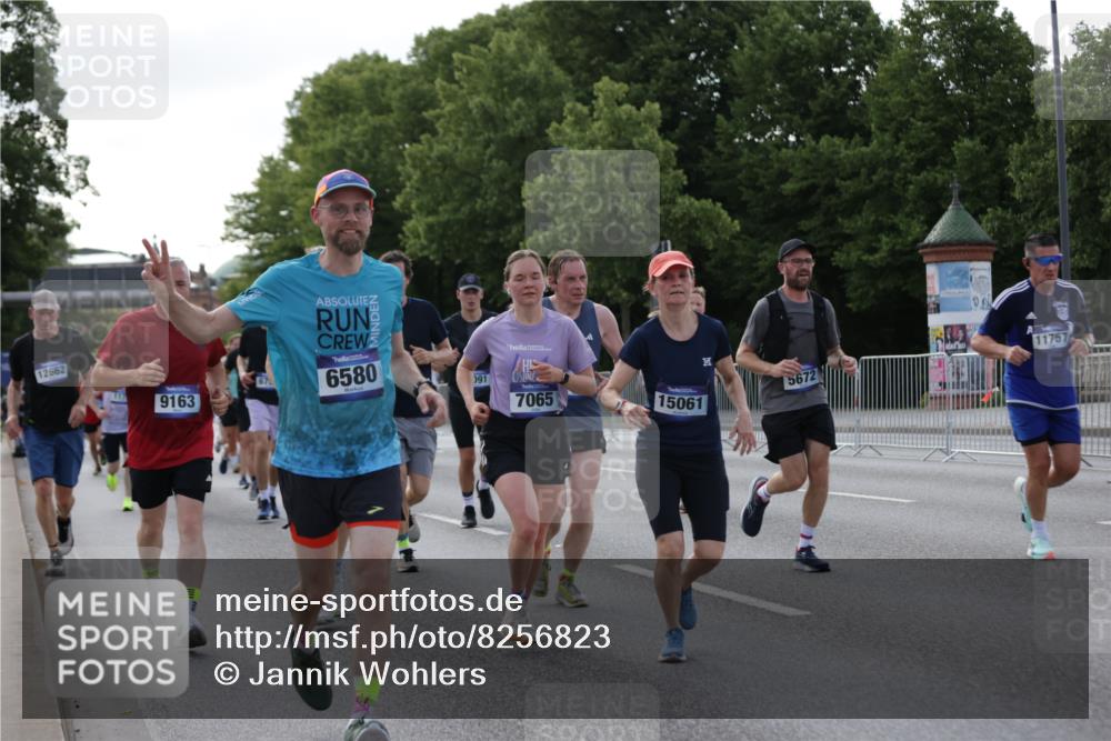 29.06.2025 - hella hamburg halbmarathon Jannik Wohlers http://msf.ph/oto/8256823 29.06.2025 09:57:36 Lombardsbrücke 1179, 1258, 1320, 1321, 1335, 1563, 1870, 2138, 2397, 2417, 2448, 2612, 2636, 3058, 3091, 3114, 3251, 4814, 5305, 5672, 5775, 6355, 6356, 6569, 6580, 6628, 6754, 6776, 7065, 7478, 7509, 7646, 7724, 7952, 7976, 8449, 8689, 9065, 9145, 9163, 10860, 11310, 11416, 11757, 11789, 12155, 12224, 12662, 12961, 13047, 13691, 14638, 14865, 15061, 15125, 15134, 15426, 15915, 16008, 16009, 16563, 16750, 17530, 17825, 18514, 18811 meine-sportfotos.de