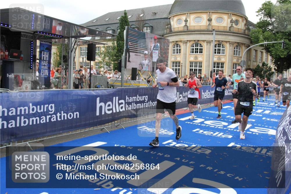 29.06.2025 - hella hamburg halbmarathon Michael Strokosch http://msf.ph/oto/8256864 29.06.2025 10:50:55 Ziel 1466, 3654, 3947, 4839, 5018, 5115, 7052, 8205, 8572, 10750, 11551, 15395, 15643, 18182 meine-sportfotos.de